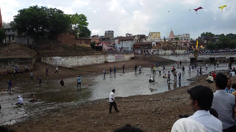 Cómo se celebra el Festival de Lanzamiento de Piedras Gotmar Mela en la India, donde mueren personas