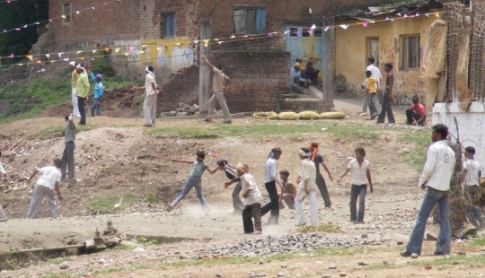 Cómo se celebra el Festival de Lanzamiento de Piedras Gotmar Mela en la India, donde mueren personas