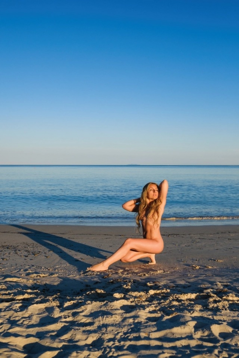 Cómo una mujer italiana ayuda a lidiar con el estrés con la ayuda del yoga "desnudo"