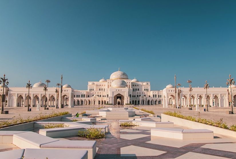 Cómo vive el monarca de los Emiratos Árabes Unidos, que puede comprar una mansión para pasar la noche