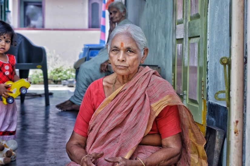 Como los 73 años de edad Indio primera vez se convirtió en una madre, y un año más tarde se convirtió en viudo