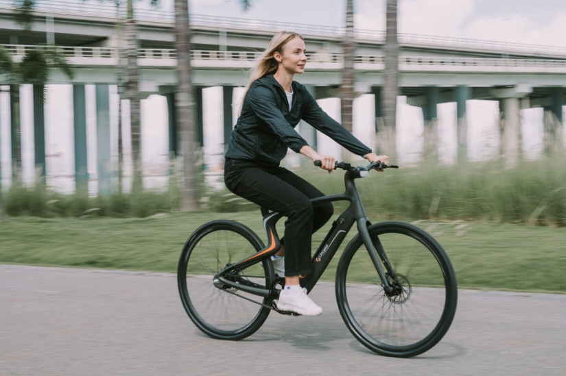 Completely carbon city electric bicycle Urtopia with radar, voice control and GPS