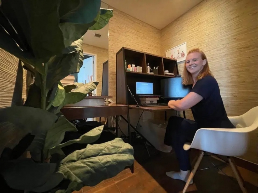 Con todas las comodidades: una mujer estadounidense convirtió el baño en una oficina en casa
