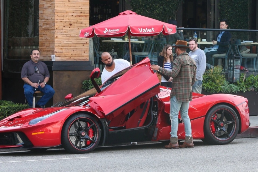 Cool guy on cool cars: una colección elegante de coches del corredor Lewis Hamilton