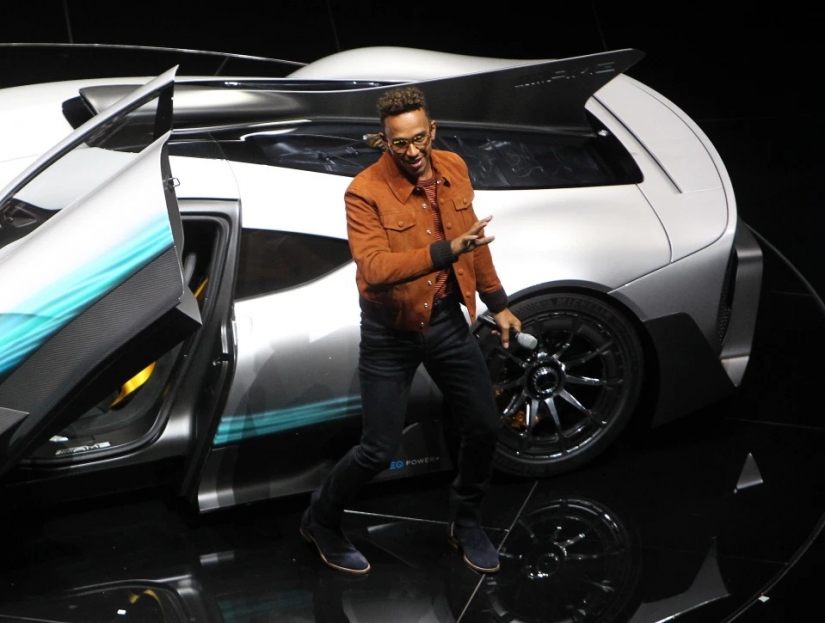 Cool guy on cool cars: una colección elegante de coches del corredor Lewis Hamilton