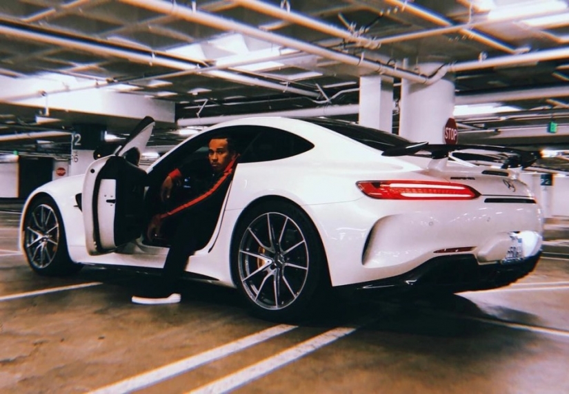 Cool guy on cool cars: una colección elegante de coches del corredor Lewis Hamilton