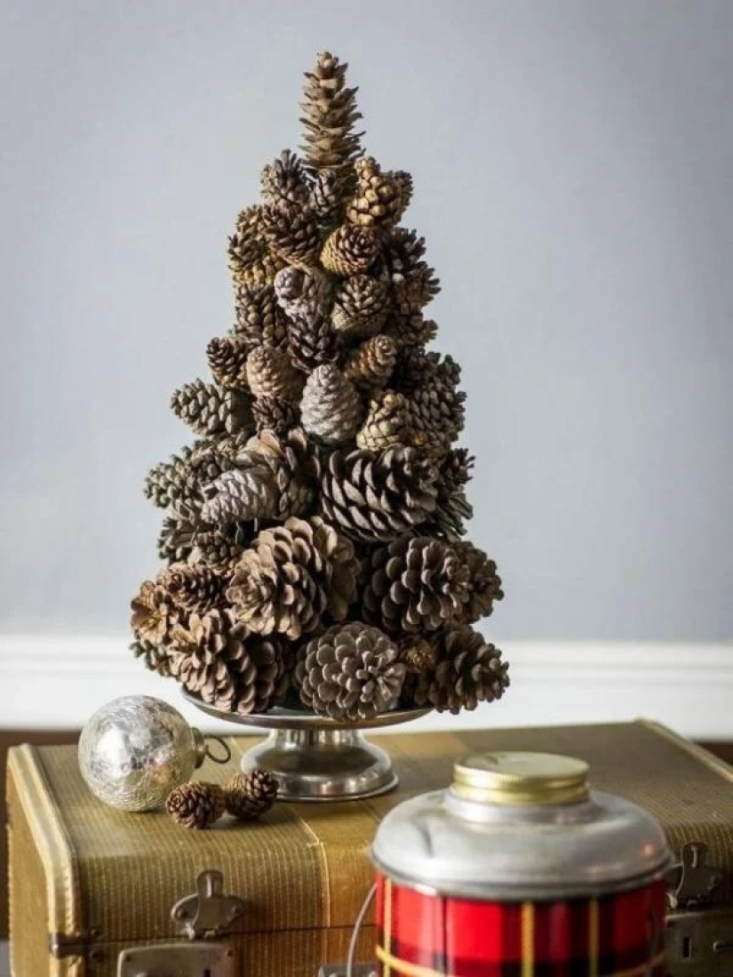 Coolest ideas Christmas decorations from cones and twigs