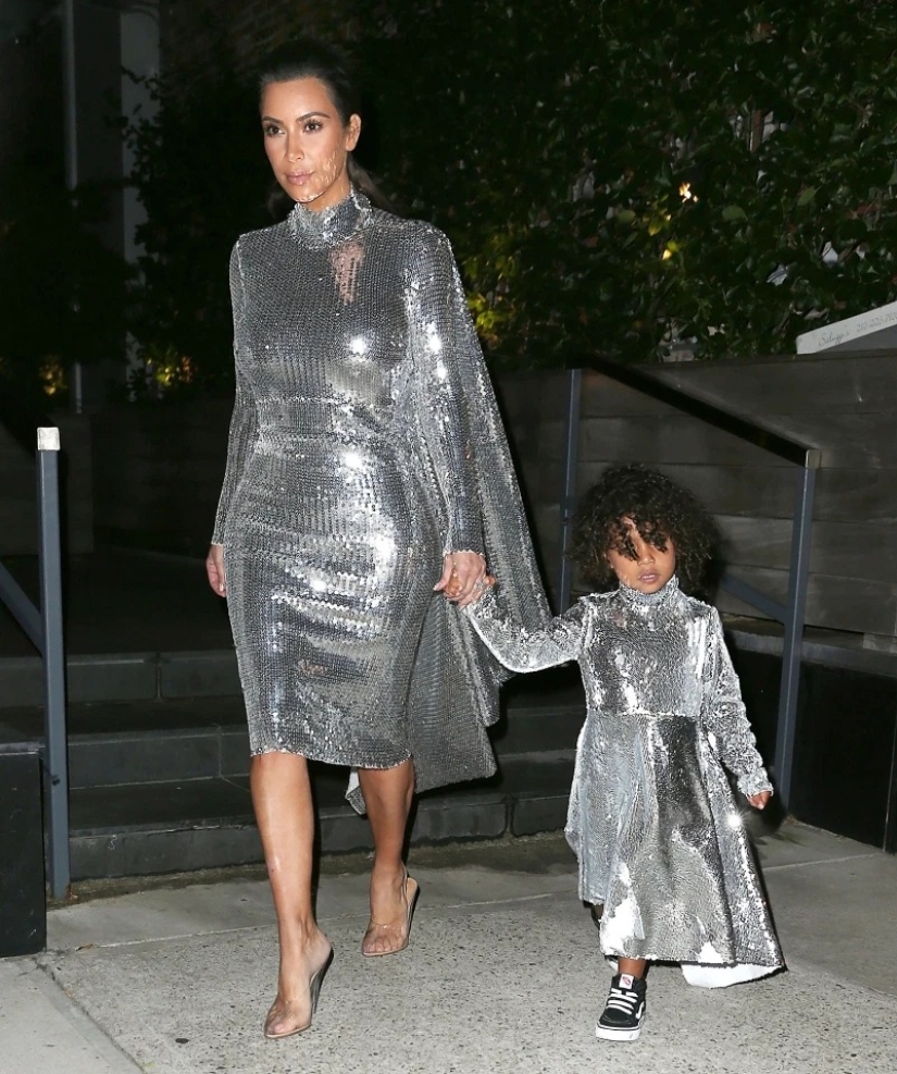 Copia de mamá: una nueva tendencia de moda-estrellas y sus hijas en trajes idénticos