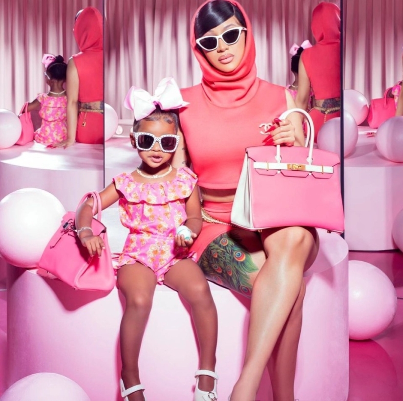 Copia de mamá: una nueva tendencia de moda-estrellas y sus hijas en trajes idénticos