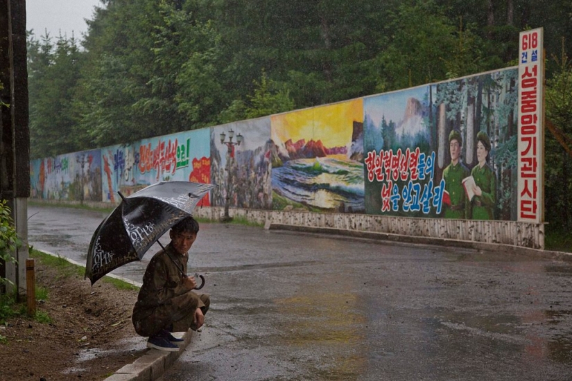 Corea del norte sin adorno en la parte Occidental de la lente del fotógrafo