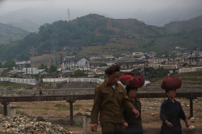 Corea del norte sin adorno en la parte Occidental de la lente del fotógrafo