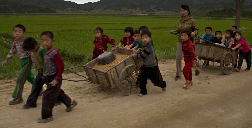 Corea del norte sin adorno en la parte Occidental de la lente del fotógrafo