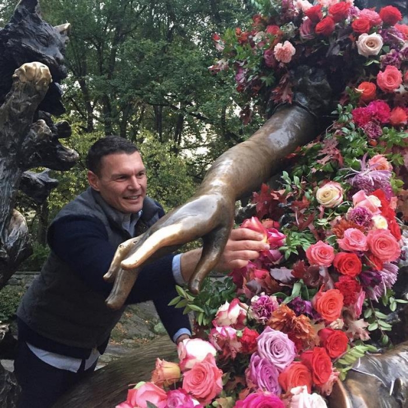 ¿Crimen o arte? Alguien está convirtiendo los botes de basura de la ciudad de Nueva York en floreros gigantes con flores.