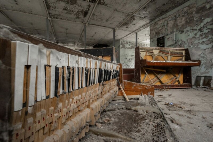 Cuando la música se detuvo: pianos tristes en edificios abandonados