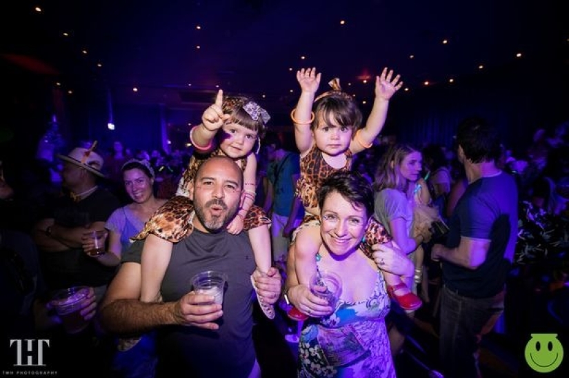 Cuando no está sentado en casa: los padres del Reino Unido van a clubes nocturnos y fiestas con sus hijos