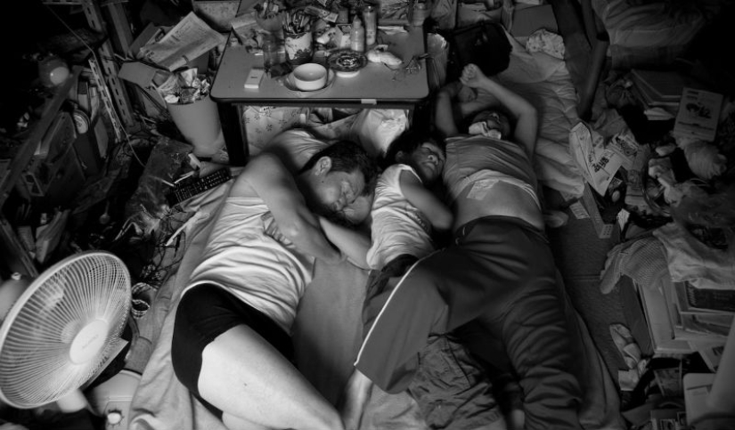 De cerca, yes in love: el fotógrafo filmó la vida de su numerosa familia en un apartamento de una habitación