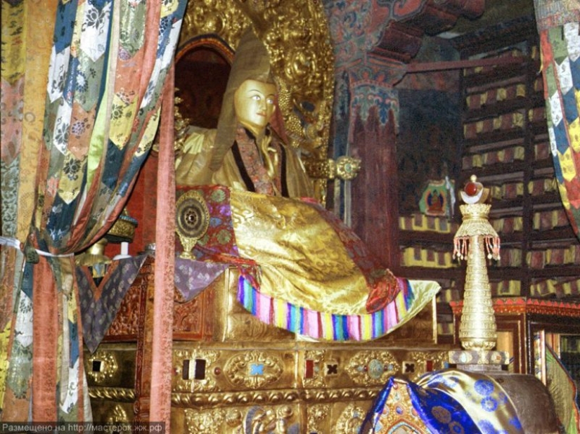 "¿De dónde son los palacios? ¡Meditado!": la vida y la abnegación de los Dalai Lamas