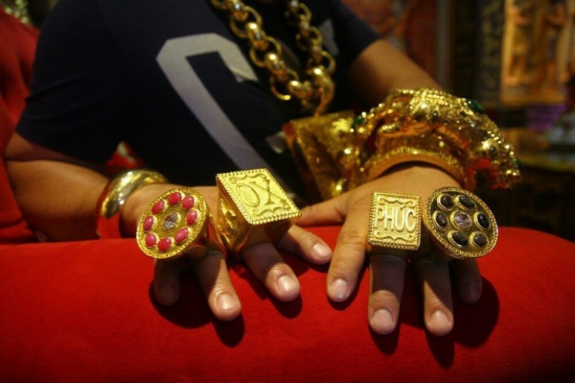 De oro, no de personas: Vietnamita empresario lleva 13 kg de joyería