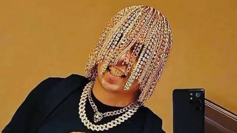 "De una manera rica" : el rapero de los EE.UU. puso a los competidores detrás de su cinturón, reemplazando su cabello con cadenas de oro