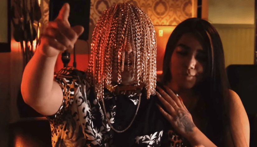"De una manera rica" : el rapero de los EE.UU. puso a los competidores detrás de su cinturón, reemplazando su cabello con cadenas de oro