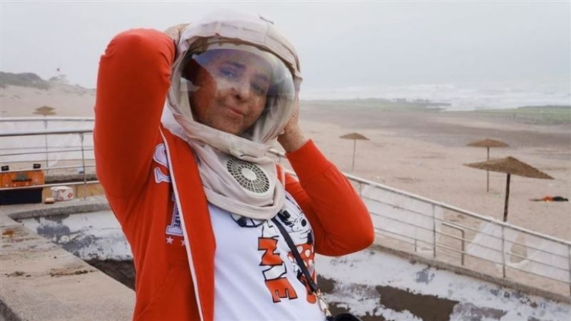 Debido a una rara alergia al sol, una mujer de Marruecos camina en un traje espacial