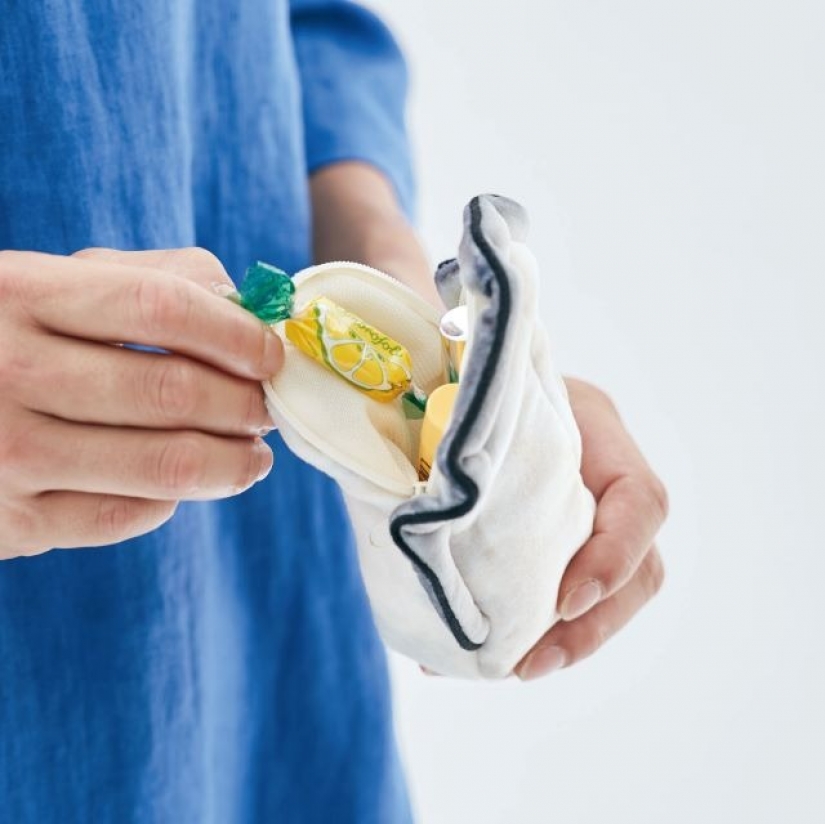 Delicacy on the shoulder: a Japanese firm has created an oyster-shaped handbag