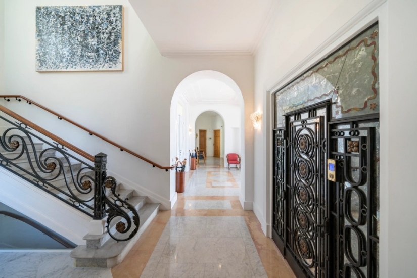 Dentro de la lujosa mansión de Sean Connery en la Riviera Francesa, a un precio de 2,5 mil millones