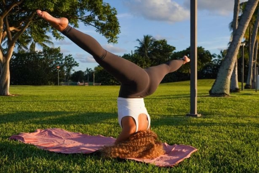Desnuda y cachonda: Cómo una modelo impulsó la libido con yoga desnuda
