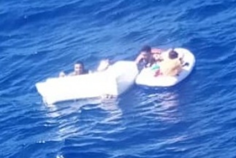 Después del accidente de un barco en el mar abierto, la madre amamantó a los niños, y murió de deshidratación