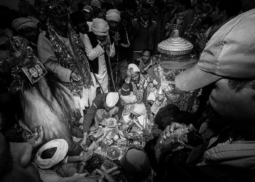 Difficult pilgrimage in the Himalayas