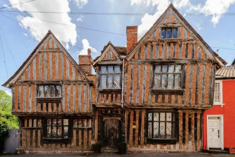 Do you want to spend the night in the house of Harry Potter? Airbnb to help!