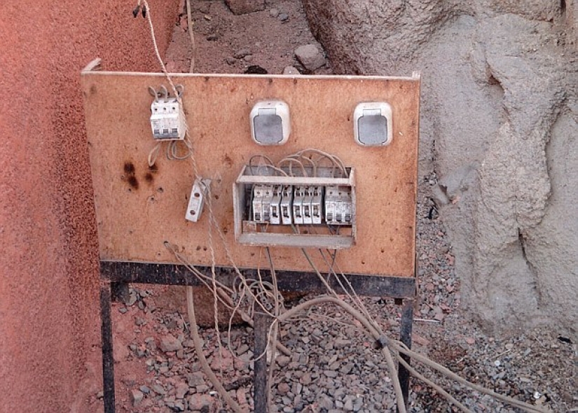 "Don't come near, it will kill": 12 worst examples of electrical wiring abroad