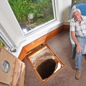 El abuelo encontró un viejo pozo en casa, de donde sacó una espada de 500 años y otros hallazgos