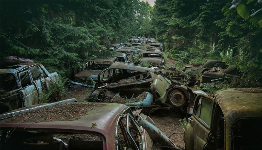 El alemán pasó diez años buscando por toda Europa cementerios de coches viejos , desde tractores hasta Mercedes