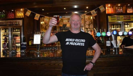 El británico fue a los pubs por un día para entrar en el Libro Guinness de los Récords