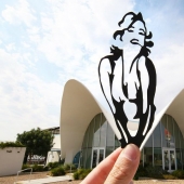 El británico viaja alrededor del mundo, convirtiendo paisajes urbanos en obras maestras del arte