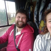 El camino de la libertad: una pareja de Gran Bretaña vive en un minibús, después de haber estado viajando por Europa durante dos años