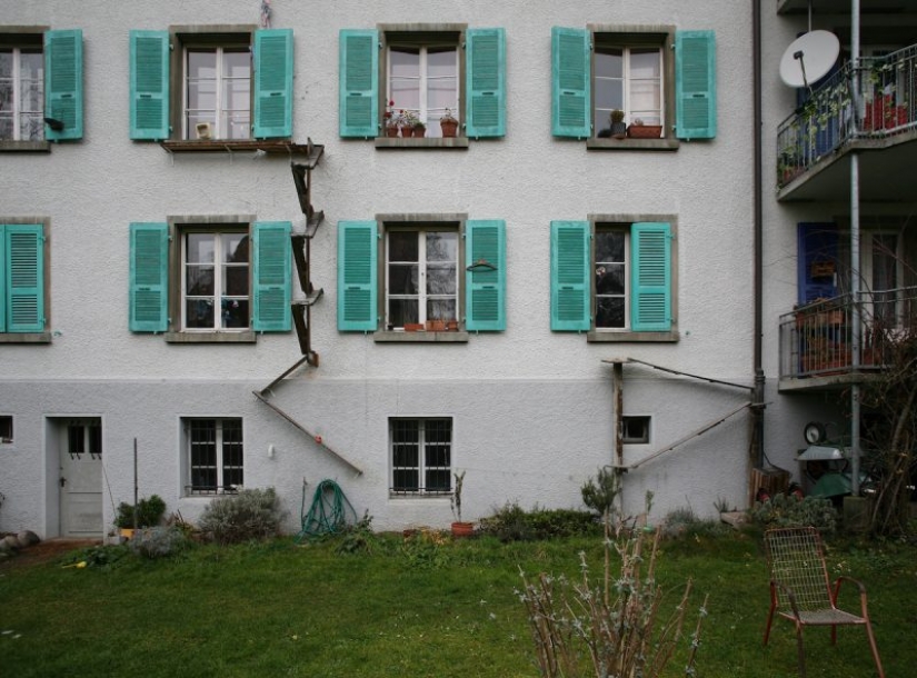 El camino hacia el gato Reino: las escaleras a los peludos animales domésticos en las fachadas de las casas Suizas