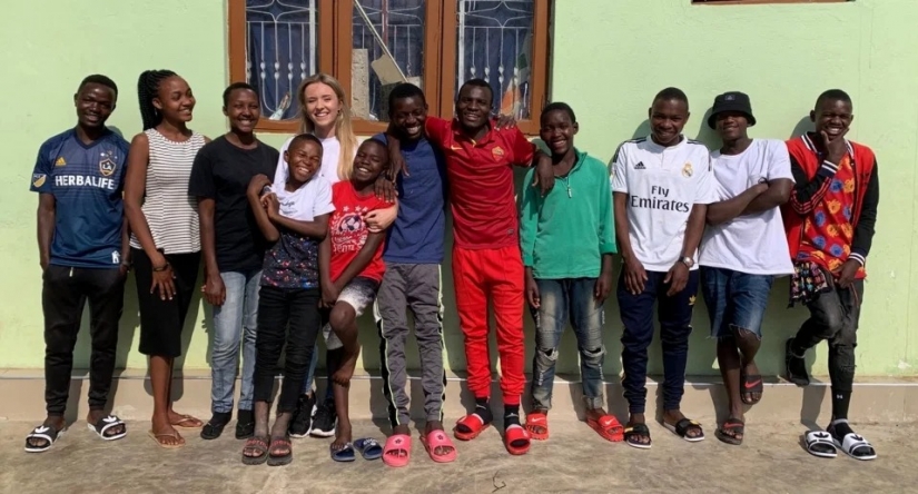 El corazón de la madre: cómo una mujer británica de 26 años adoptó a 14 huérfanos africanos