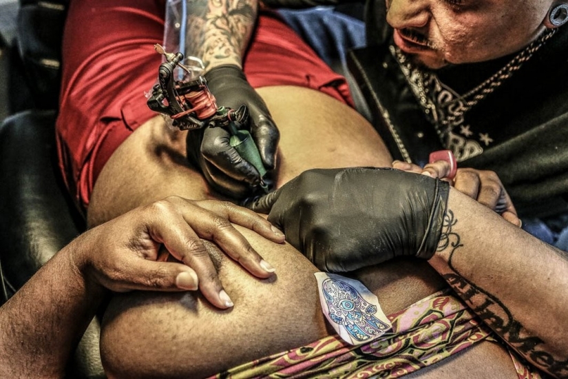 El dolor y la serenidad del proceso de tatuaje en las fotos de Ann Baloch Laver