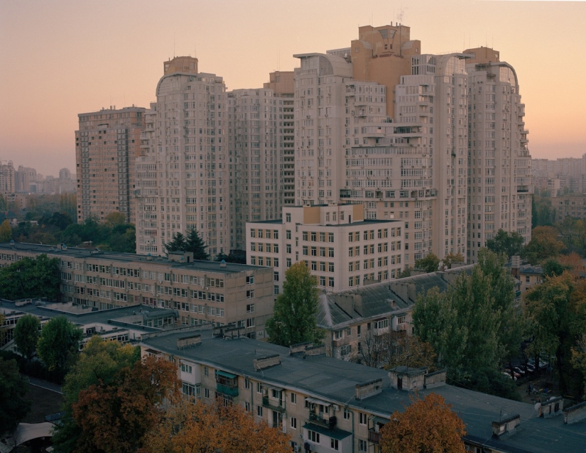 El espíritu de la libertad en las paredes del pasado: un increíble proyecto de un fotógrafo de Ucrania sobre la vida en los dormitorios de Kiev