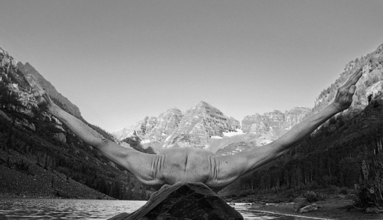 El fotógrafo utiliza su cuerpo desnudo para crear mundos fantásticos