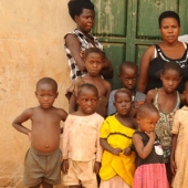 El genio de la fertilidad en Uganda: un 39 años de edad, madre soltera, ella está criando a sus 38 niños