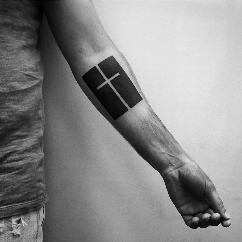 El genio de la simplicidad pura: Tatuaje basado en pinturas de Malevich del maestro de Moscú
