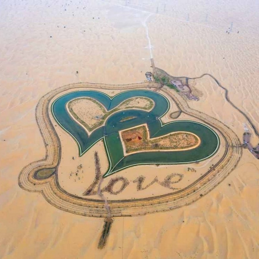 El hombre de marvel en el desierto de Dubai: el Lago de Amor