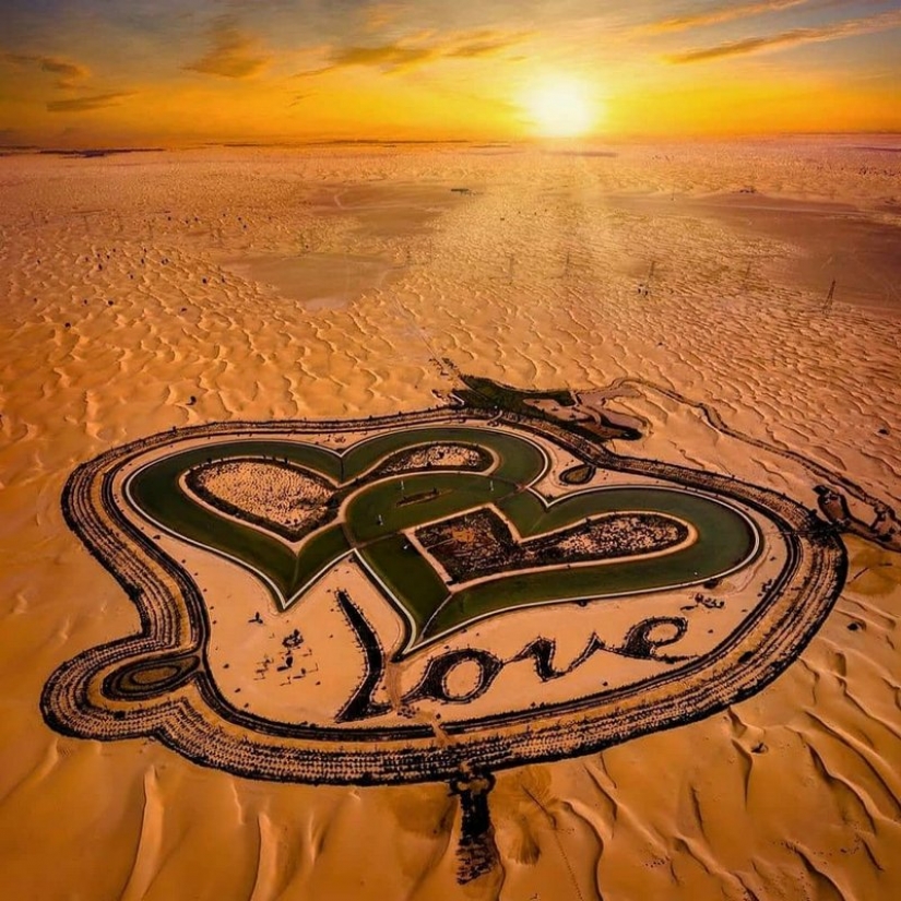 El hombre de marvel en el desierto de Dubai: el Lago de Amor