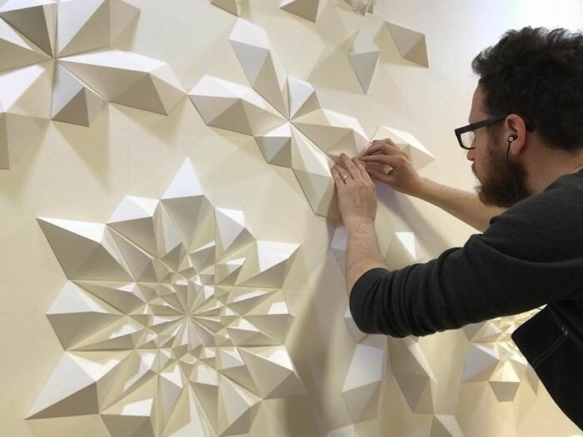 El ingeniero crea a partir de papel pinturas geométricas y gifs, a partir de la cual los ojos se vuelven locos