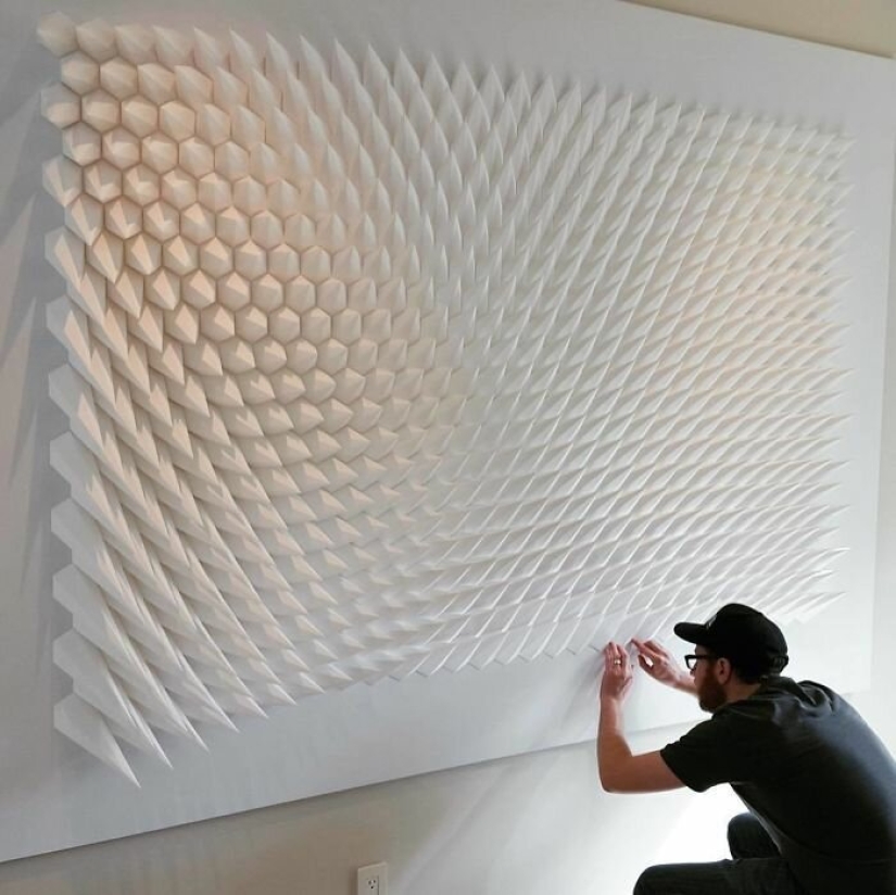 El ingeniero crea a partir de papel pinturas geométricas y gifs, a partir de la cual los ojos se vuelven locos