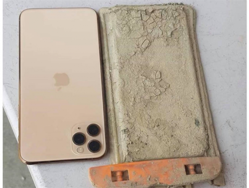 el iPhone de 11 años, que pasó un año en el lago, todavía funciona