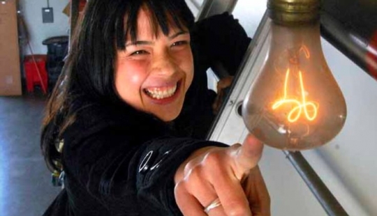 El más antiguo de la luz en el mundo se ilumina durante 120 años